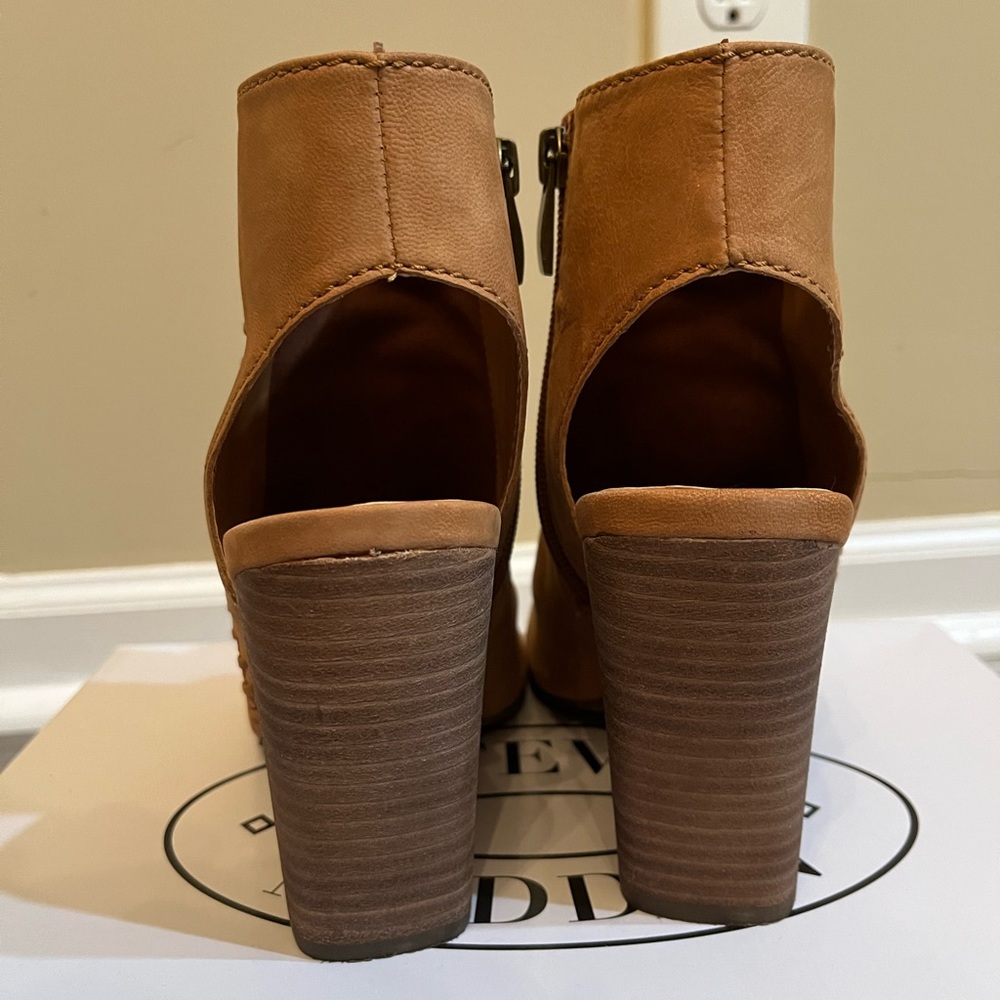 Tan Steve Madden Heels, Size 8 - Picture 5 of 6
